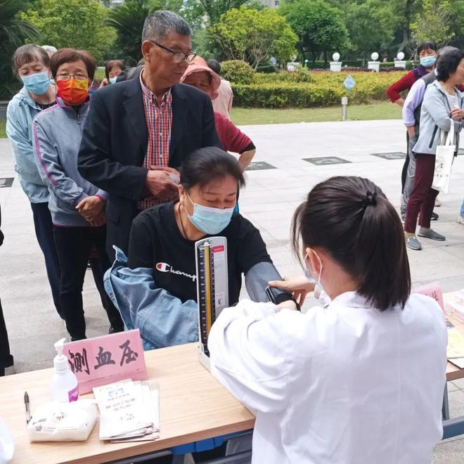 宝山社区便民服务暖人心 中医问诊、血压测量与理发服务一站式体验