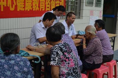 “关爱居民，送健康”——桥头石水口社区综合服务中心携手社区卫生服务中心开展健康咨询活动